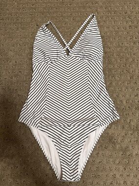 Cupshe Black & White Striped V-Neck One-Piece Swimsuit for women
